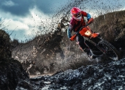 开云在线直播-当东方闪电惊艳四座，西方热火已横扫太阳—竞技场上的双星交响