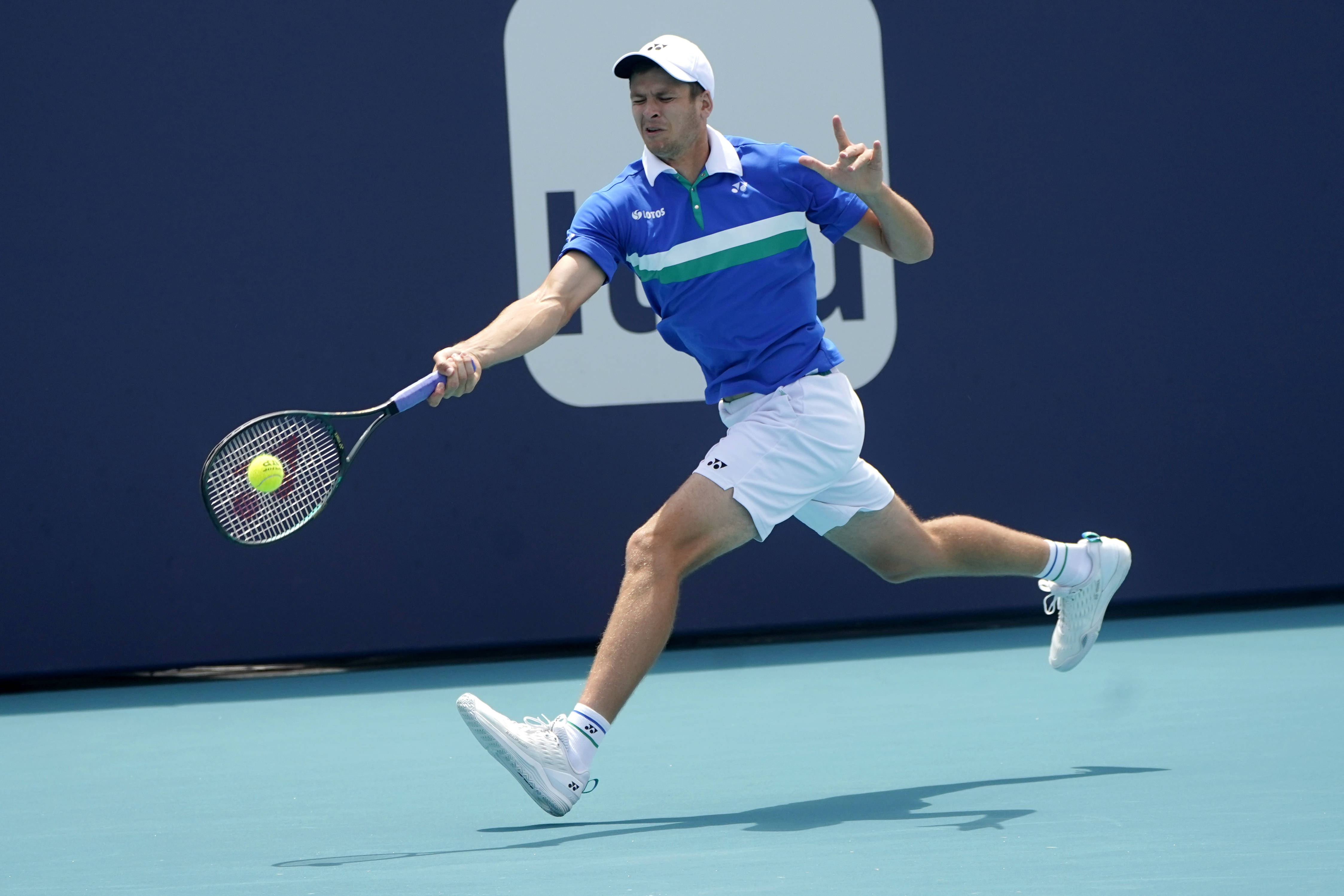 包含意大利网球队险胜美国网球队，费德勒三分雨点燃全场的词条