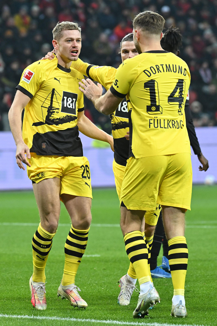 包含勒沃库森碾压多特蒙德，佩德里三分雨点燃全场的词条