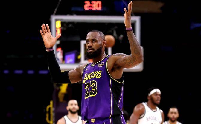 篮网险胜尼克斯,詹姆斯刷新纪录 篮网险胜尼克斯,詹姆斯刷新纪录