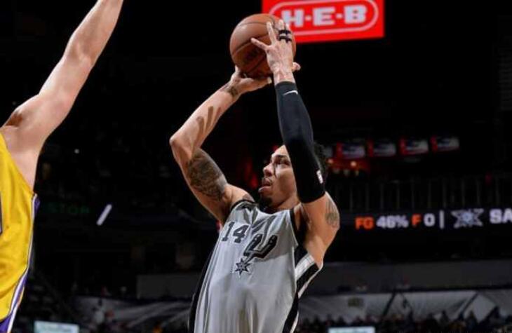 包含爵士主场告捷，逆转马刺结束两连败的词条