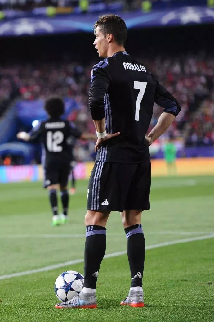 尤文图斯冲刺四强！欧冠赛场传奇争霸