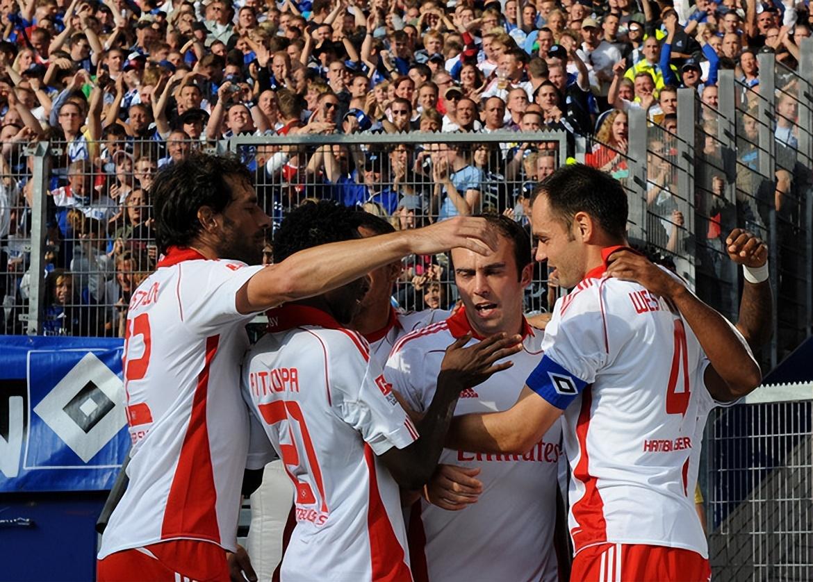 包含沙尔克主场小胜汉堡，止住不胜窘境的词条