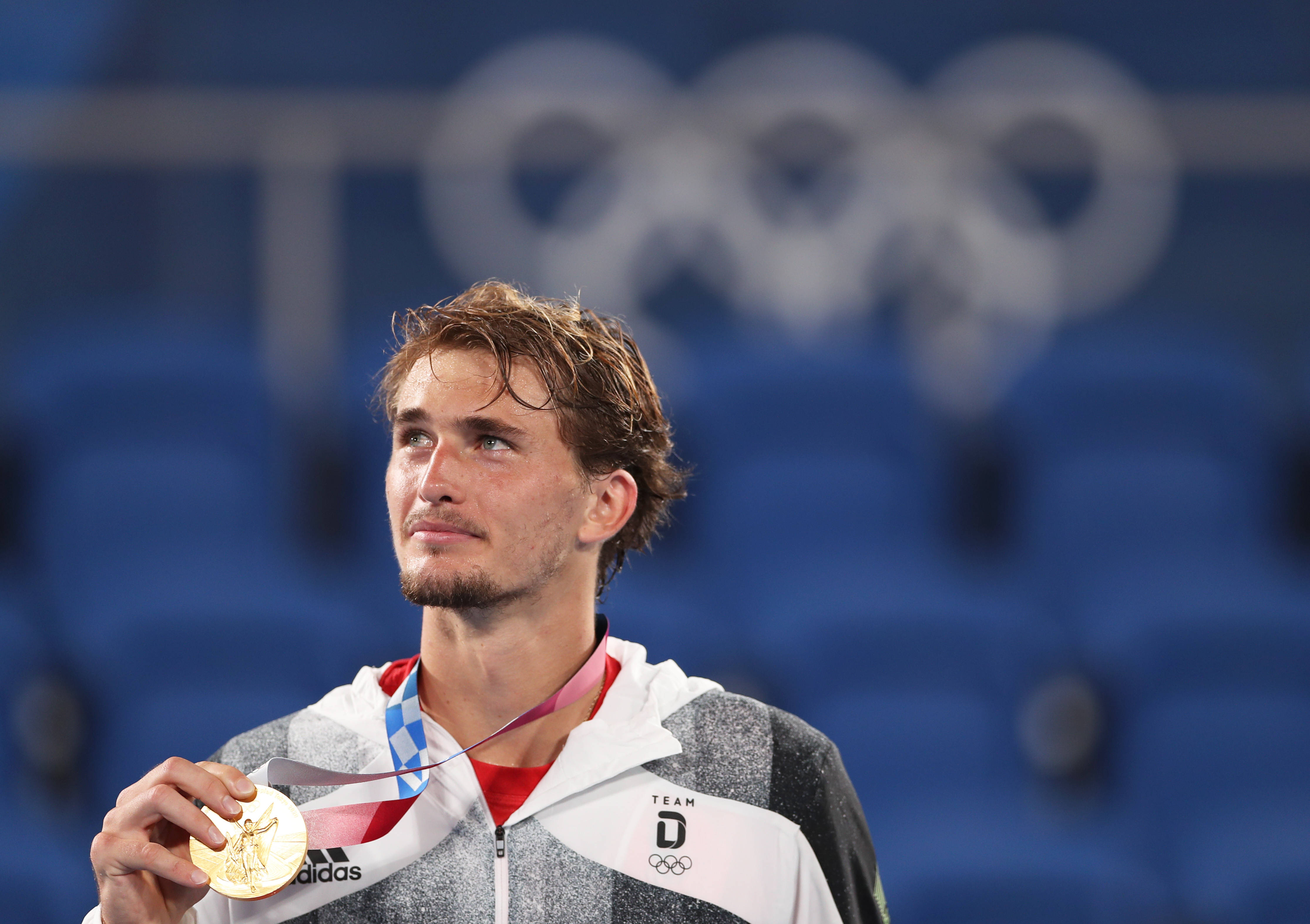 包含德国网球队轻取世界网球队，兹维列夫打破历史纪录的词条