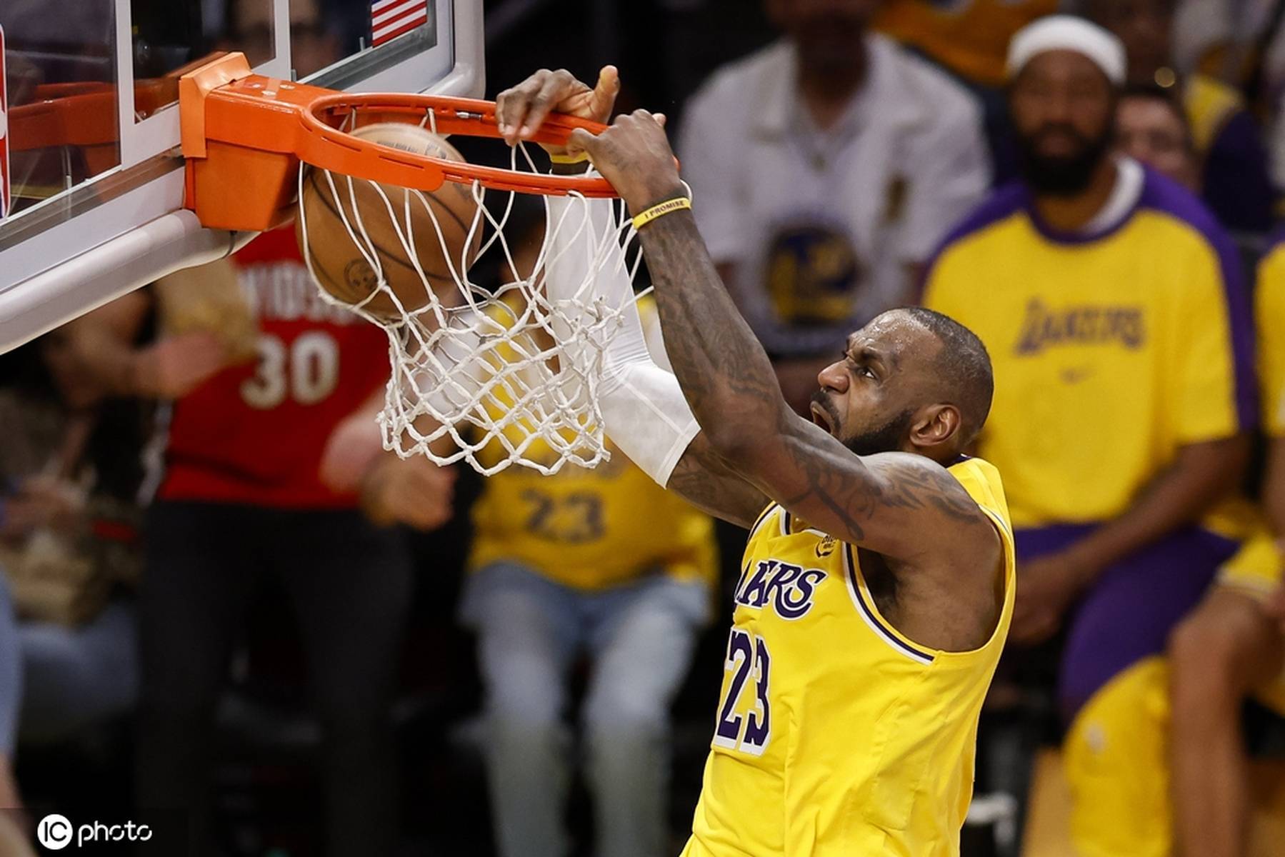 包含湖人连胜！球队士气高昂，乘胜追击的词条