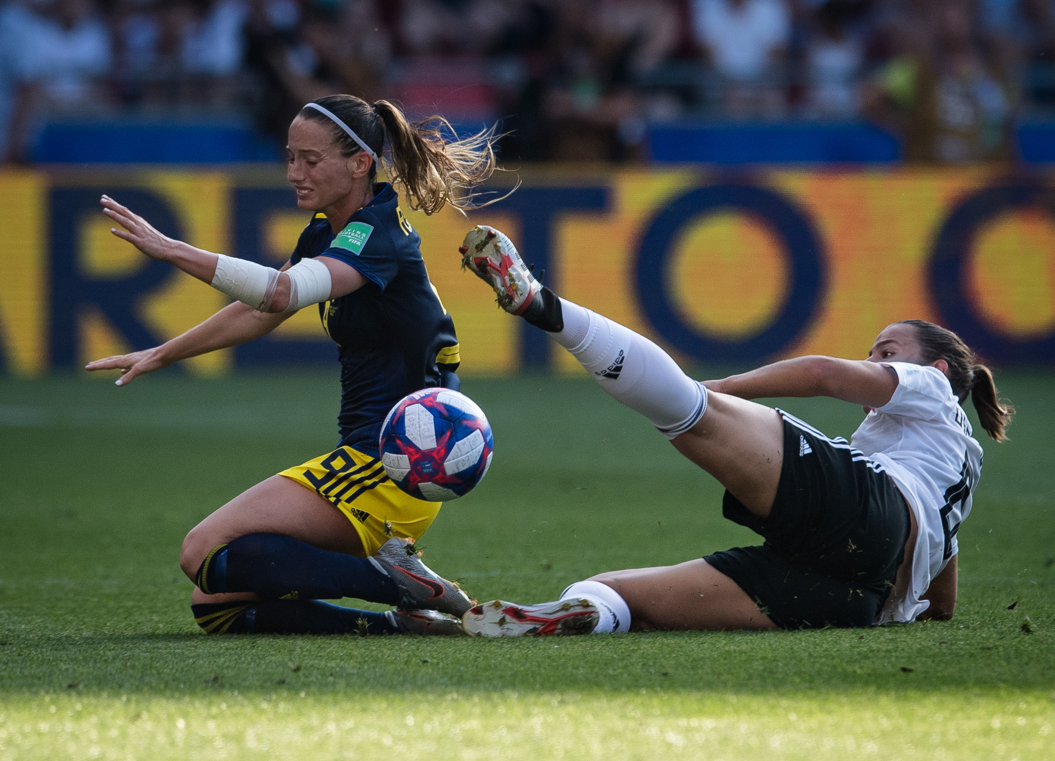 包含瑞典队表现出色，成功晋级下一轮的词条