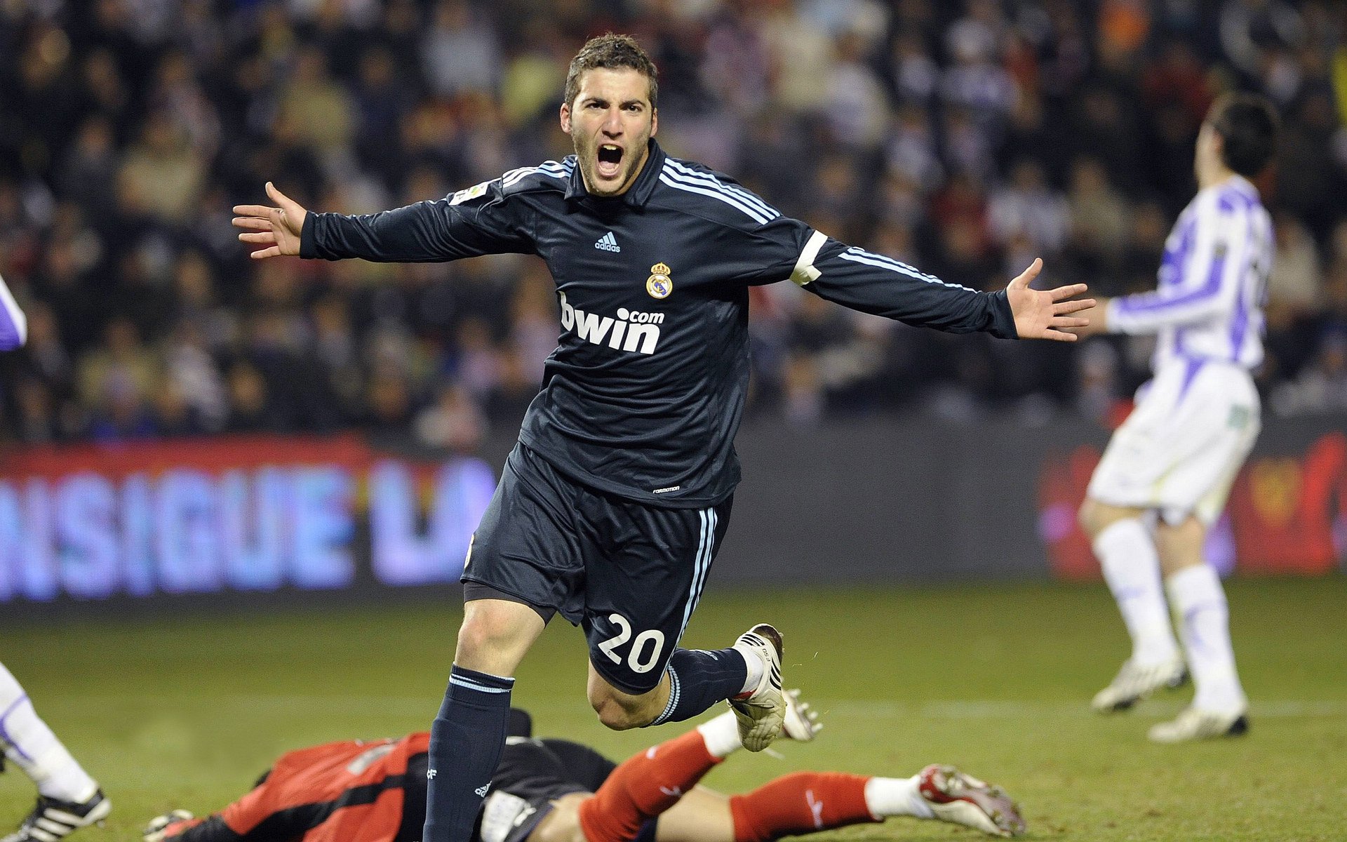 引擎轰鸣与绿茵狂想,当F1新赛季揭幕战之夜遇见全程高能的福登