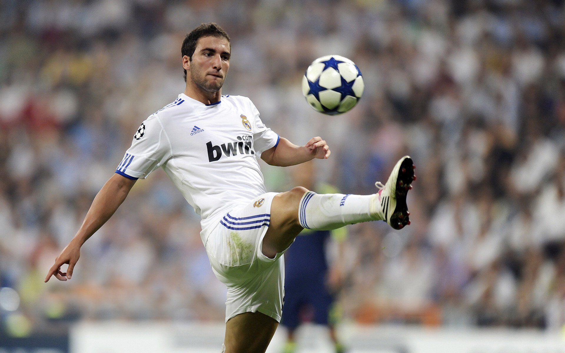 黄潜战车碾过红魔防线，阿坎吉一夫当关证明顶级中卫价值