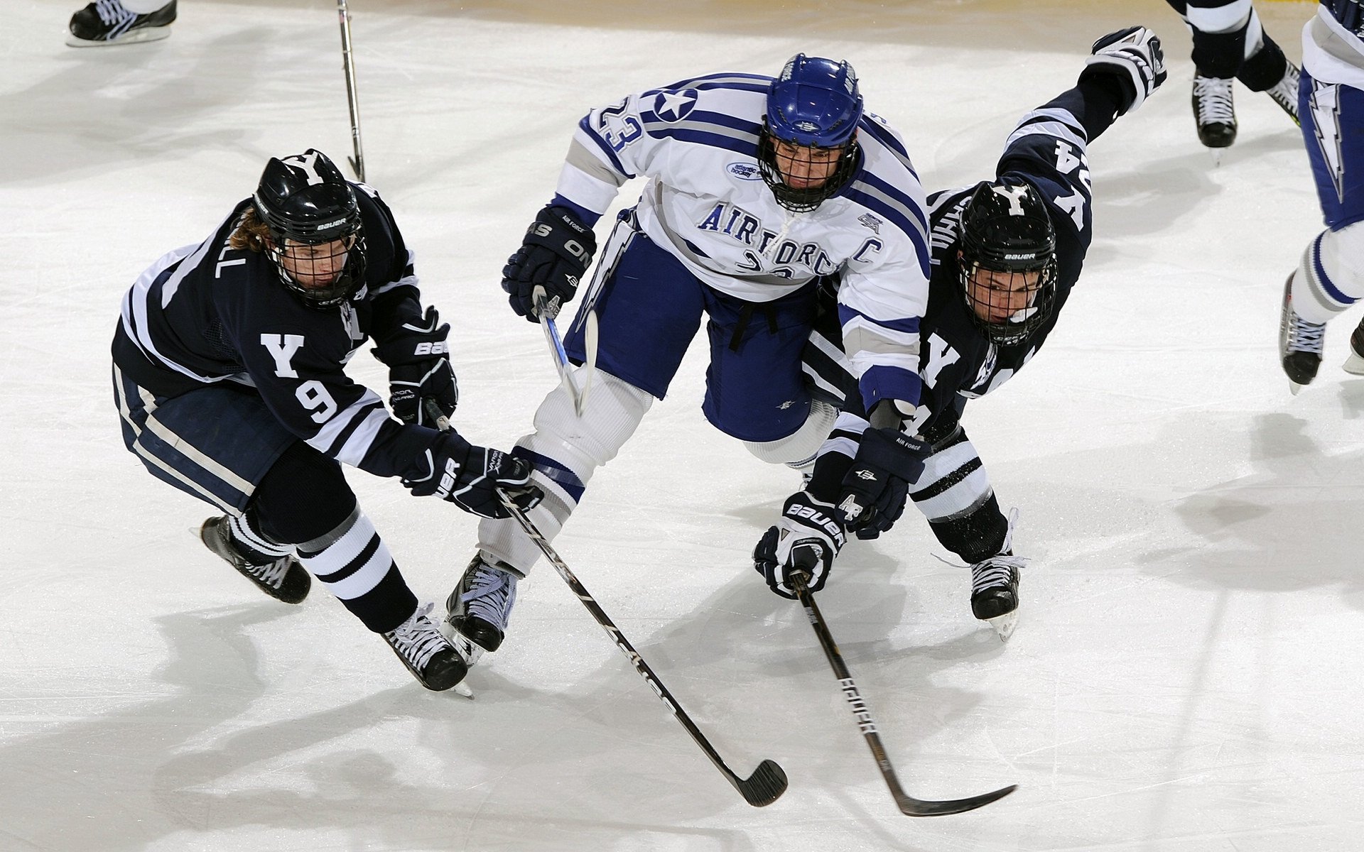 魔术单节拉开雄鹿，欧文关键节点连续得分，一场战术与意志的较量