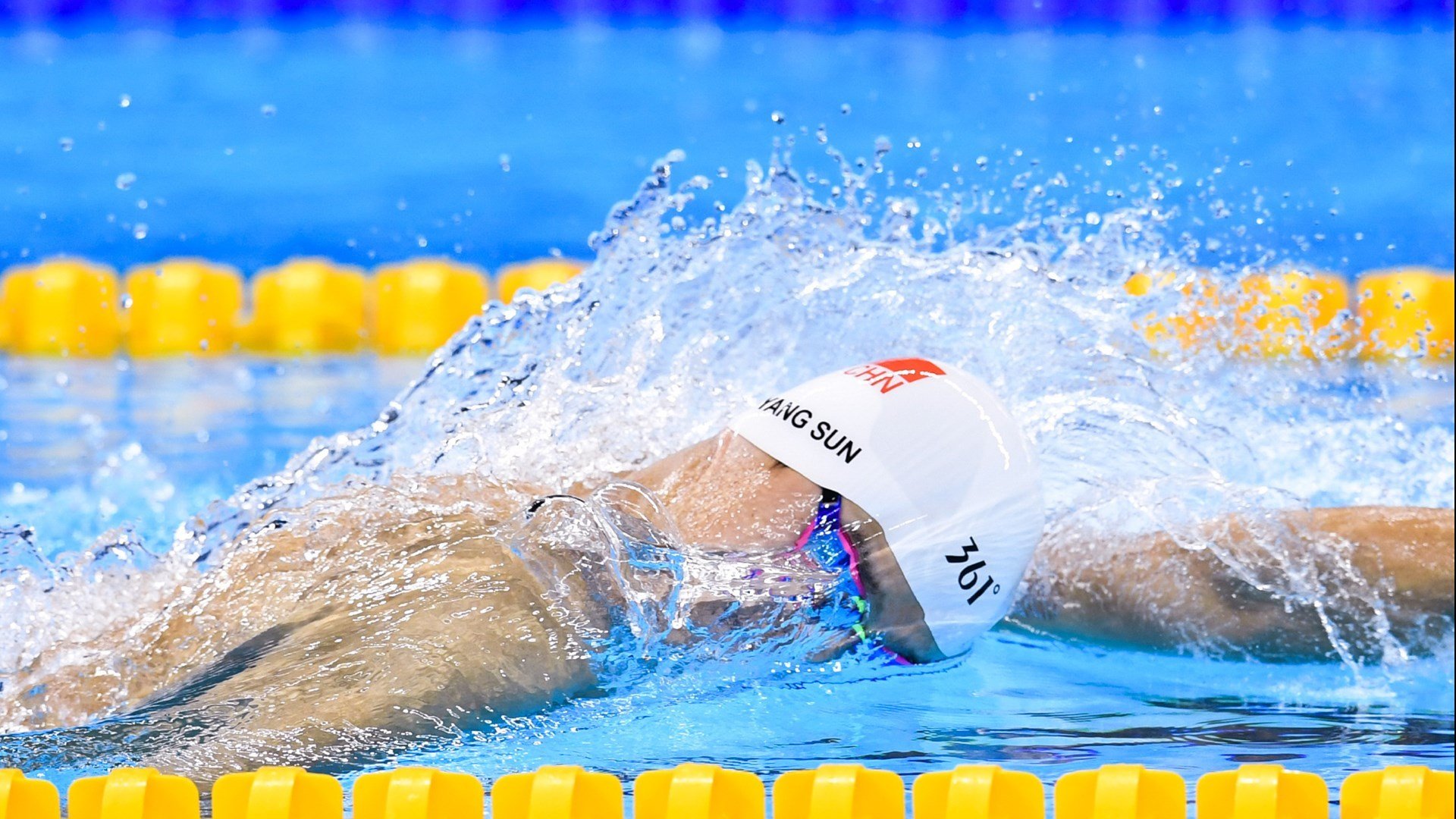 红牛车队力克阿斯顿马丁，勒克莱尔关键制胜